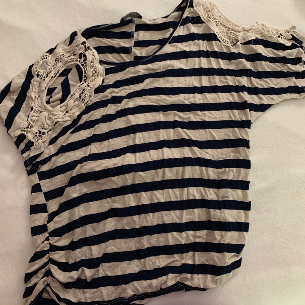 2x peekaboo shoulder tee navy and cream